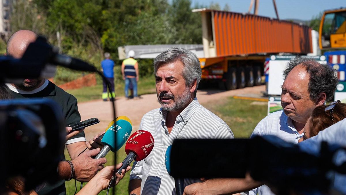 Torrico, durante su intervención, con la pasarela que se va a instalar de fondo.