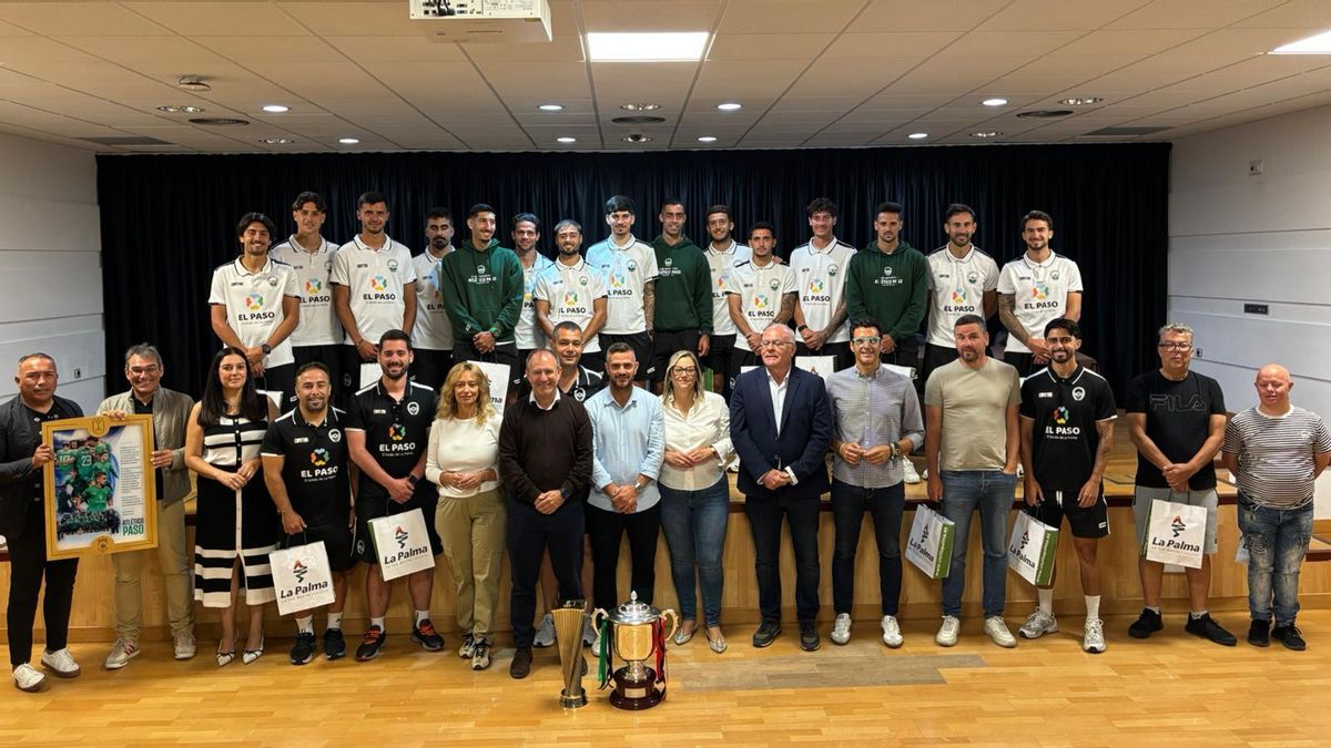 El Cabildo reconoce al Atlético Paso tras su ascenso de categoría y campeonato de la Copa Heliodoro