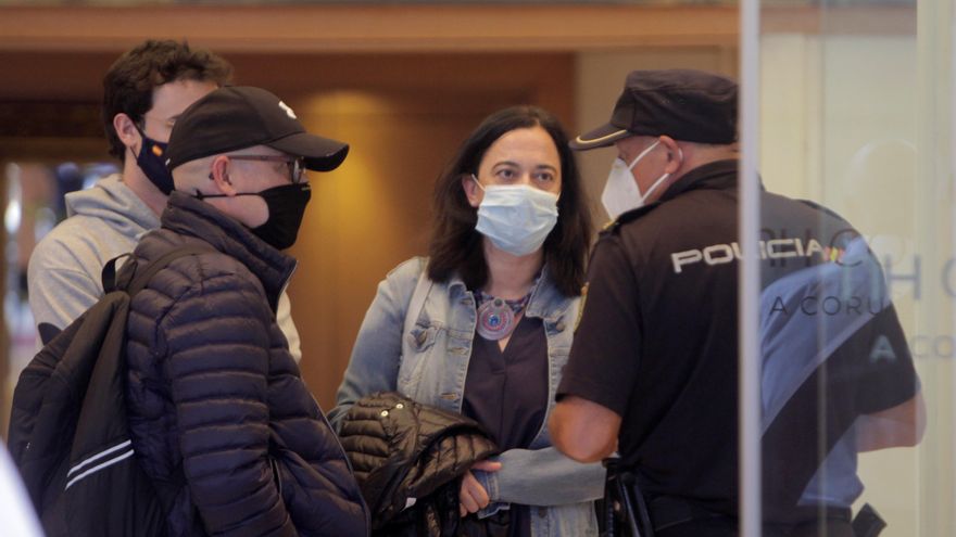 Agentes de policía informan a los clientes del hotel Finisterre de A Coruña, donde se hospeda el equipo del Fuenlabrada.