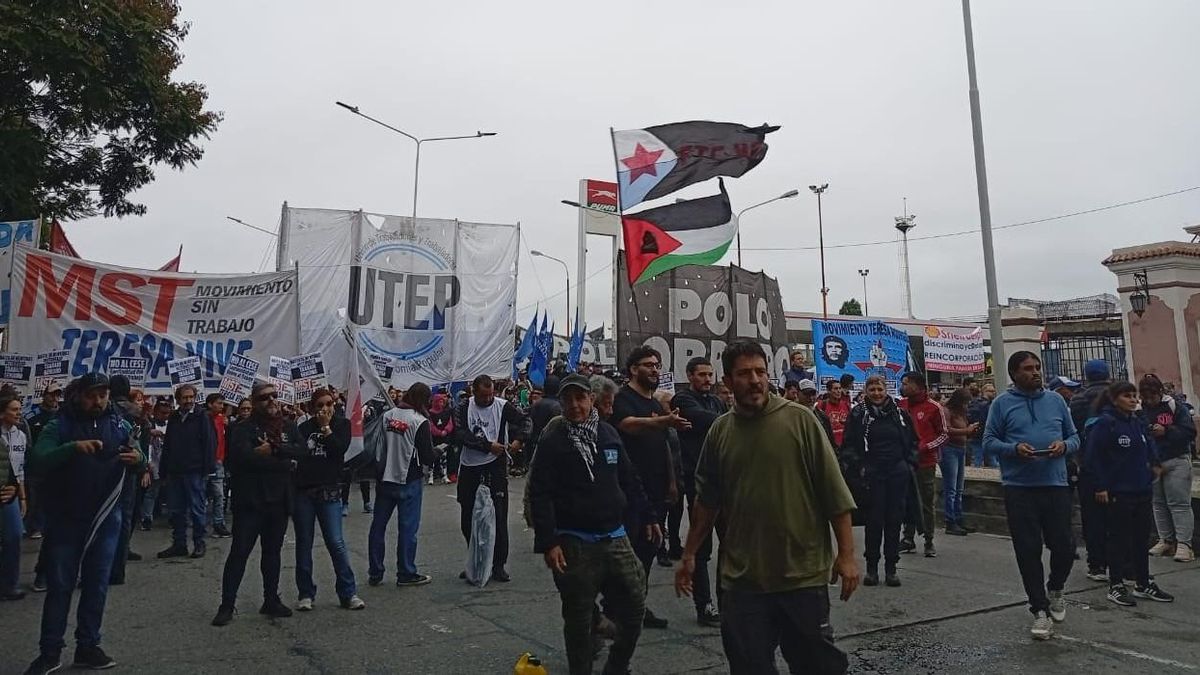 Trabajadores de la UTEP cortaron el puente Pueyrredón.