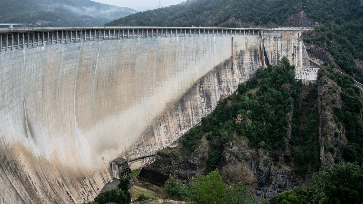 La presa del pantano de La Baells mide más de 110 metros de alto y puede almacenar hasta 115 hectómetros cúbicos de agua.