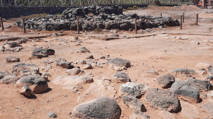 En primer plano, uno de los muros que han encontrado los arqueólogos; detrás, uno de los túmulos de la Necrópolis de La Guancha