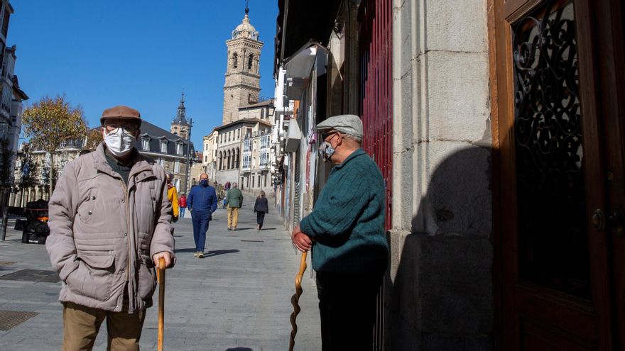 Dos mayores conversan en una calle de Vitoria. EFE/ David Aguilar
