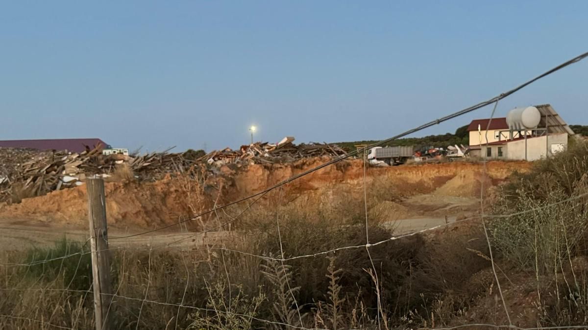 En la imagen la plataforma asegura que se demuestra el vertido de materiales de construcción.