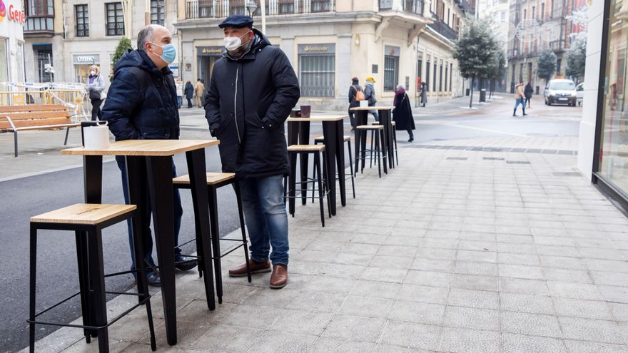 Un par de clientes conversa en la terraza de un bar en Valladolid. EFE/R. García/Archivo