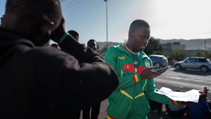 El actor senegalés Thimbo Samb (c) conversa con su hermano (de espaldas) en el campamento de acogida de inmigrantes Las Canteras en La Laguna (Tenerife), donde reside desde que llegó la pasada semana en cayuco a la isla de El Hierro