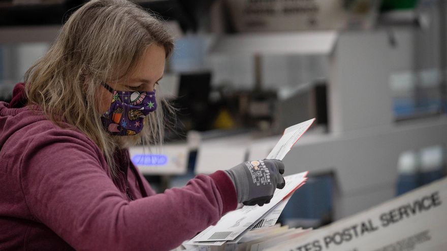 La orden incluye centros de procesamiento del Servicio Postal en quince estados, incluidos Florida, Michigan, Pensilvania, Georgia, Wisconsin y Carolina del Sur, entre otros estados considerados clave en las elecciones celebradas este martes en estados Unidos. EFE/Christian Monterrosa