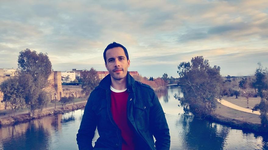 Gustavo González-Calvo, profesor: "Las políticas neoliberales en el aula han hecho de la educación un bien de consumo"