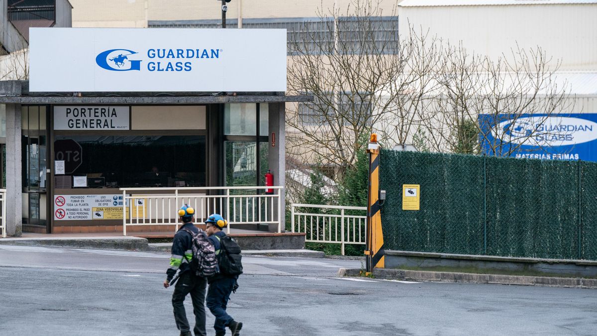 Entrada de la fábrica de Guardian Glass en Llodio (Álava), que cierra la planta, con 171 trabajadores