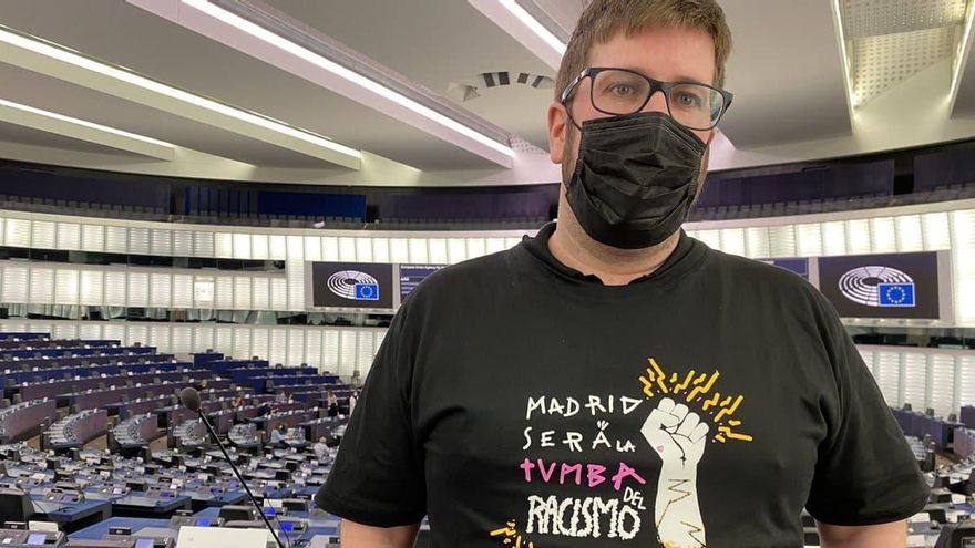 El eurodiputado de Anticapitalistas, Miguel Urbán, con la camiseta del sindicato de manteros de Madrid en el pleno de Estrasburgo.