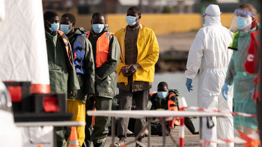 Salvamento Marítimo ha trasladado este viernes al puerto de los Cristianos, en Tenerife, a los 59 ocupantes de una embarcación que fue localizada en las cercanías de la costa de la isla.