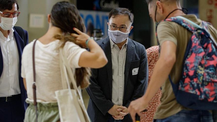 El consejero de Turismo del Cabildo de Tenerife, José Gregorio Martín Plata, ha recibido a los sanitarios en su llegada al aeropuerto