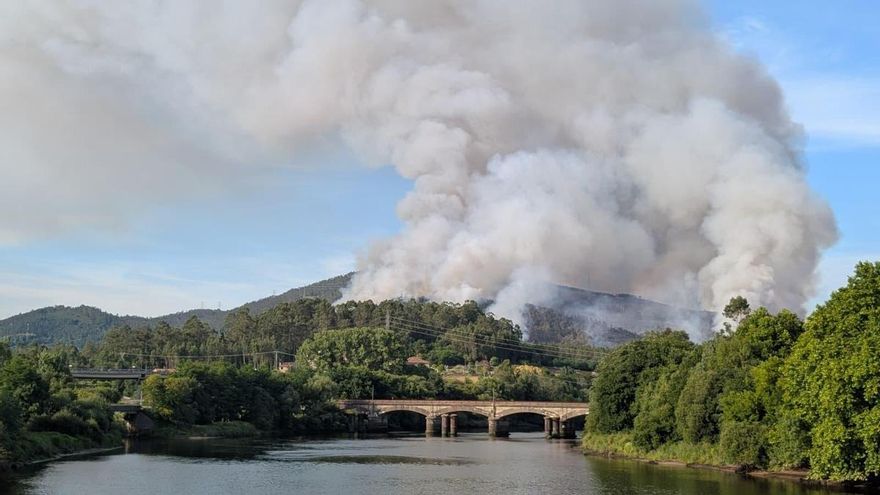 El incendio de Padrón, en A Coruña, se reactiva tras arrasar 330 hectáreas y se eleva el riesgo por su cercanía a viviendas