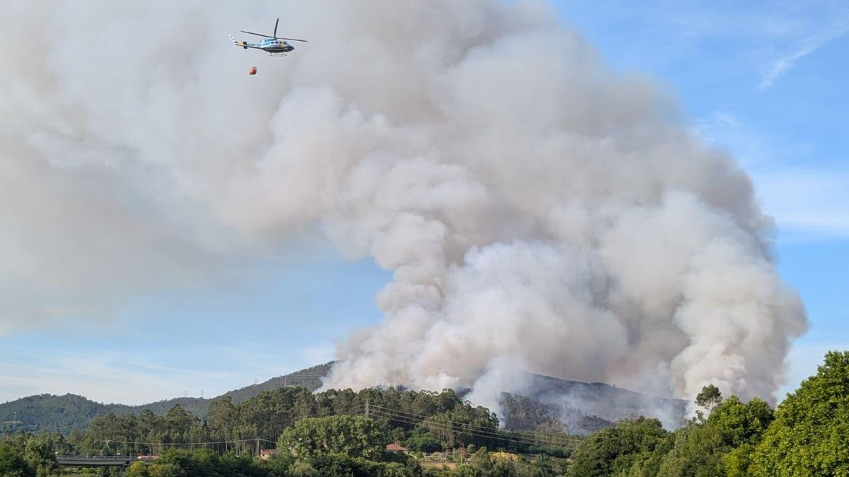El incendio de Padrón, en A Coruña, se reactiva tras arrasar 180 hectáreas y activa la situación 2 por su cercanía a viviendas