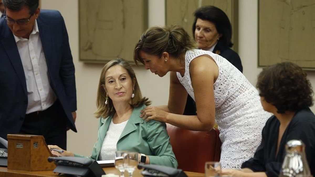 Ana Pastor habla con Alicia Sánchez Camacho en una reunión de la Mesa del Congreso.