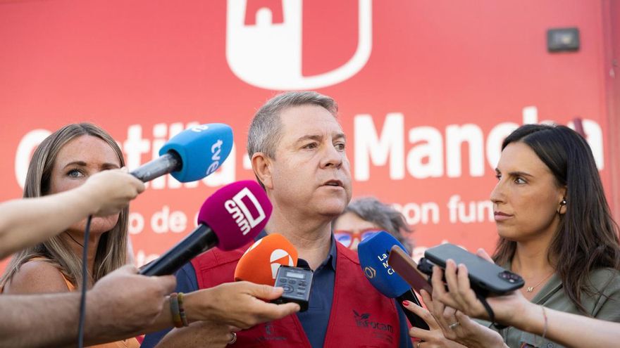 El presidente de Castilla-La Mancha, Emiliano García-Page, atiende a los medios tras la reunión de emergencia por el fuego en La Mierla