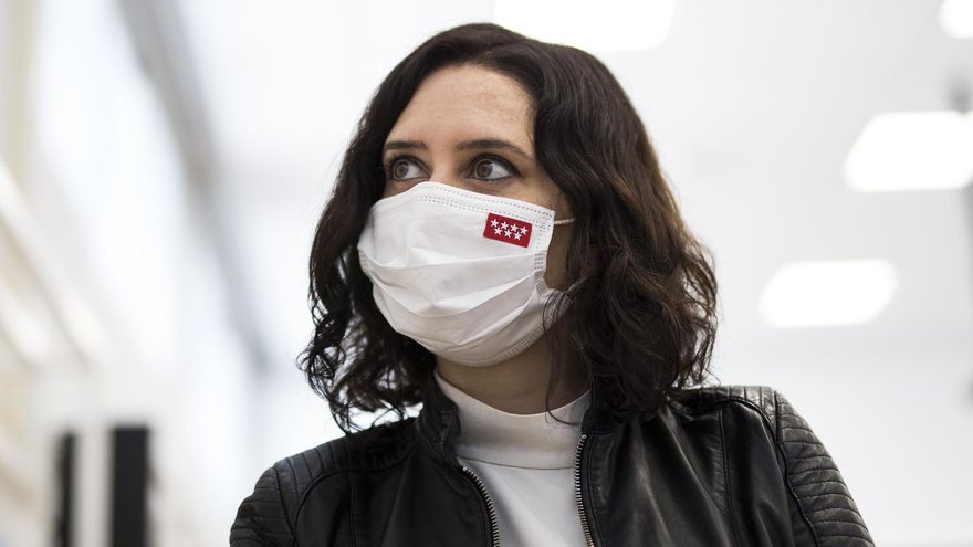 La presidenta de la Comunidad de Madrid, Isabel Díaz Ayuso, durante su visita al Complejo Hospitalario 12 de Octubre
