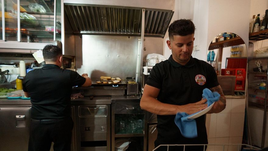 Un camarero seca unos platos a mano en un restaurante de San Sebastián de La Gomera con motivo del apagón eléctrico que sufre la isla que no permite usar electrodomésticos