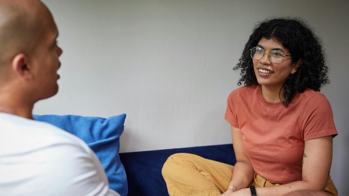 "Necesitar apoyo no nos hace menos capaces”: cómo pedir ayuda sin sentirnos culpables, según un psicólogo