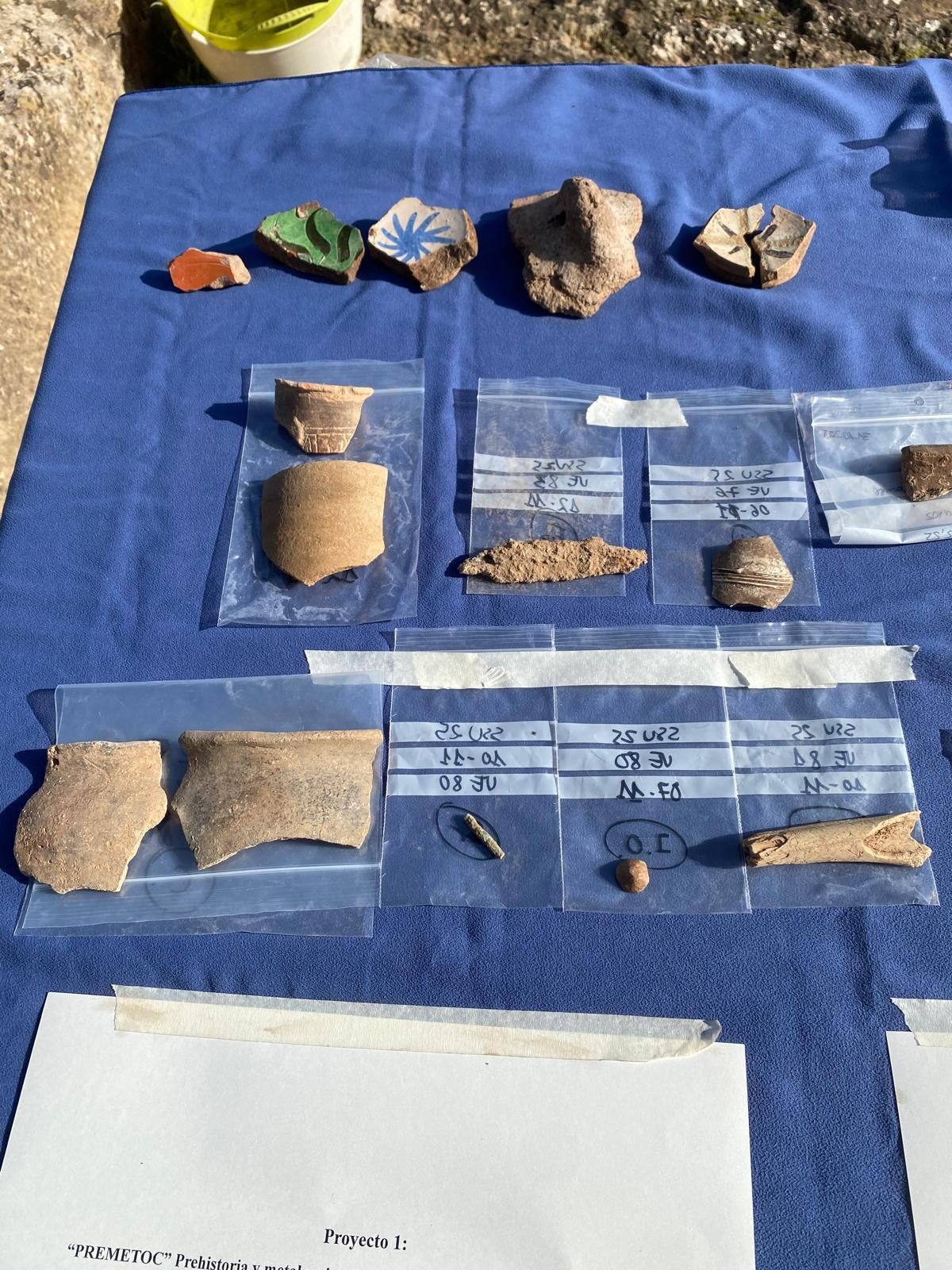 Algunos de los materiales arqueológicos recuperados en Son Sunyer, entre ellos fragmentos cerámicos de distintas épocas, punzones metálicos y botones fabricados a partir de huesos de animales