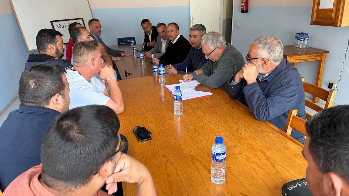 Gobierno y Cabildo analizan con los pescadores  de Tazacorte la recuperación de los caladeros   tras “la significativa alteración” de  ecosistema por la erupción