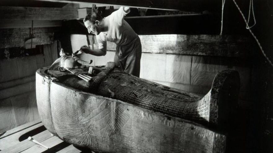 Aparece debajo de una cama la maleta de Howard Carter, el arqueólogo que descubrió la tumba de Tutankamón
