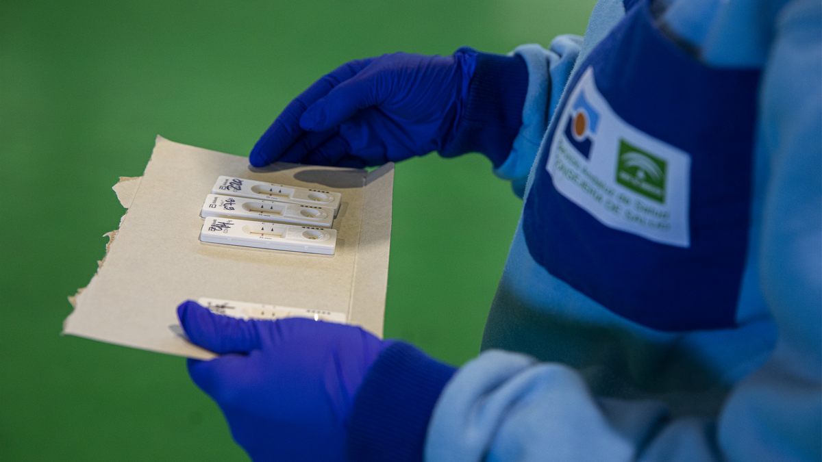 Sanitarios en la prueba de test antígenos para el cribado masivo de la detección del covid 19 en el municipio de Utrera, Sevilla (Andalucía, España), 15 de octubre del 2020.
