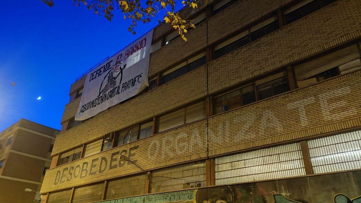 Edificio donde está el centro social okupado El EKO de Carabanchel. Una pancarta con el mensaje "defiende el barrio, abajo Midwotn Capital Partners" y, en la fachada, la inscripción "desobedece, organízate, lucha".