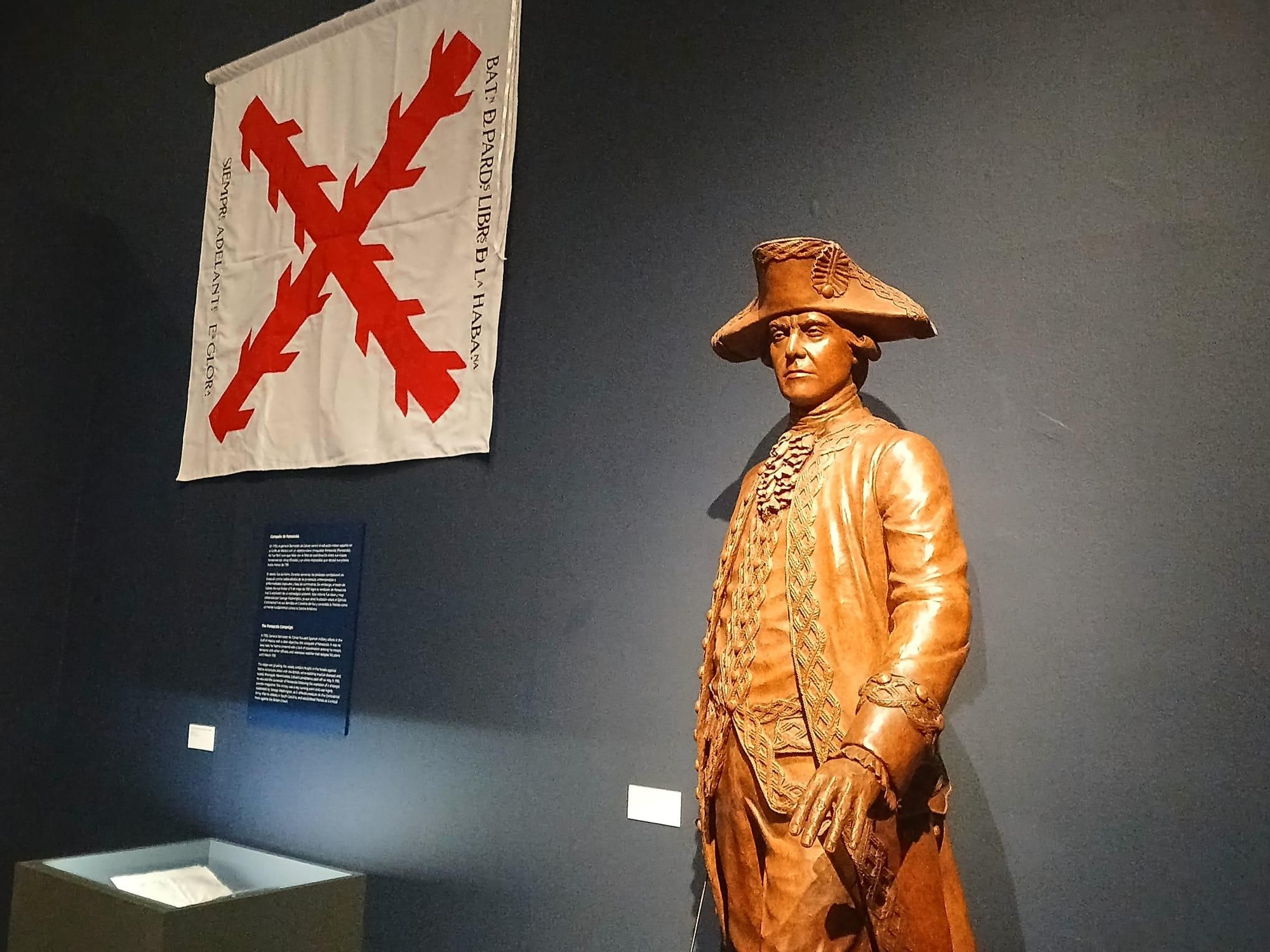 'Yo solo'. Figura de Bernando de Gálvez. Salvador Amaya Sánchez. 2015. A la izquierda, bandera de los colonos de Luisiana. Museo del Ejército
