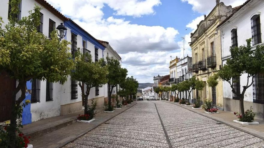 Rodeado de dehesas y un refrescante arroyo, es uno de los pueblos más pequeños pero con más encanto de Andalucía