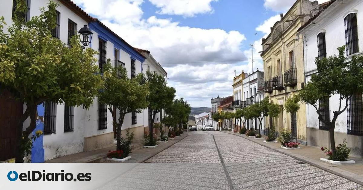 Rodeado de dehesas y un refrescante arroyo, es uno de los pueblos más pequeños pero con más encanto de Andalucía