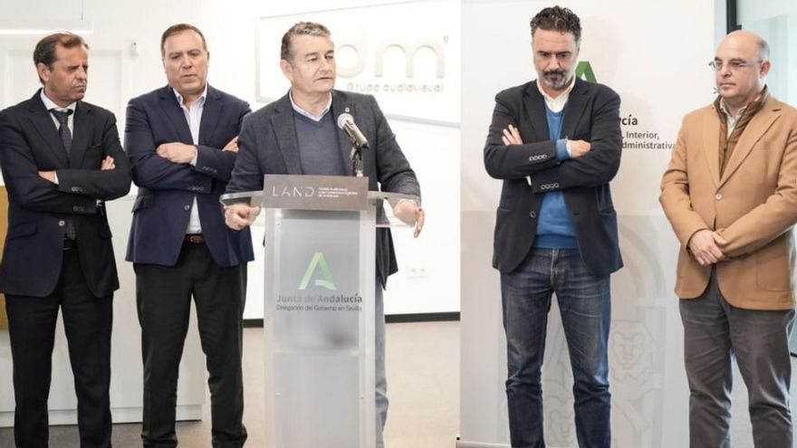 El consejero Antonio Sanz, en la inauguración de la sede de la productora ADM, junto al director general de la RTVA, Juan de Dios Mellado (extremo izquierda); Gustavo Fuentes; Raúl Jiménez, director de la Agencia Digital de Andalucía, y Sergio Gómez Rojas, gerente de Sandetel.