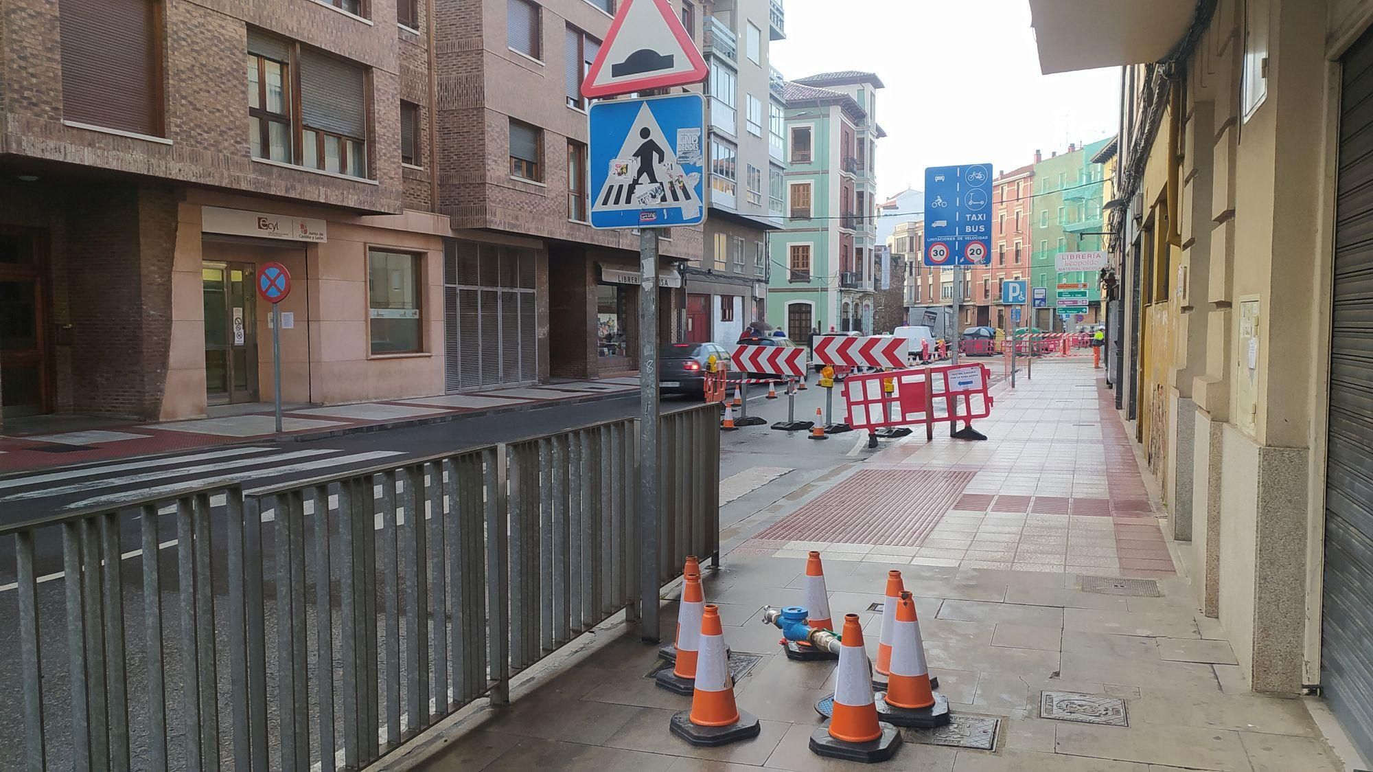 Vallas y señalizaciones en las obras de la calle Ramón y Cajal en León