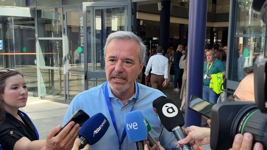 El presidente del Gobierno de Aragón y presidente del PP Aragón, Jorge Azcón, atiende a los medios de comunicación antes de asistir al Congreso nacional del PP en Madrid.
