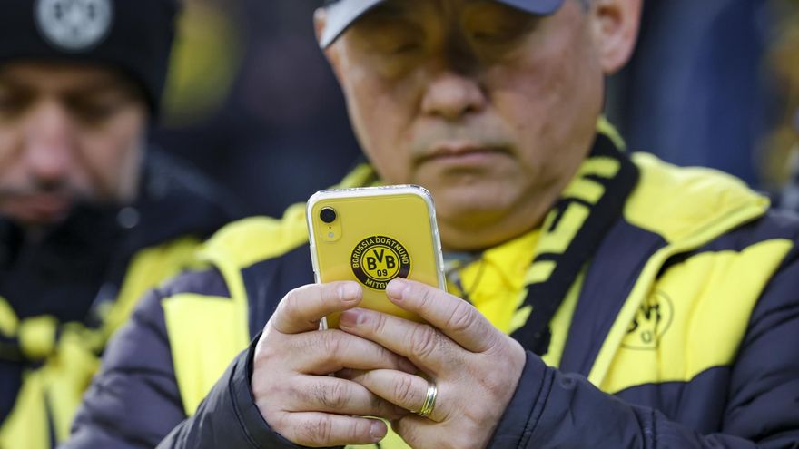 No a los móviles en el fútbol: el Borussia Dortmund premiará a los aficionados que no usen sus teléfonos durante el partido