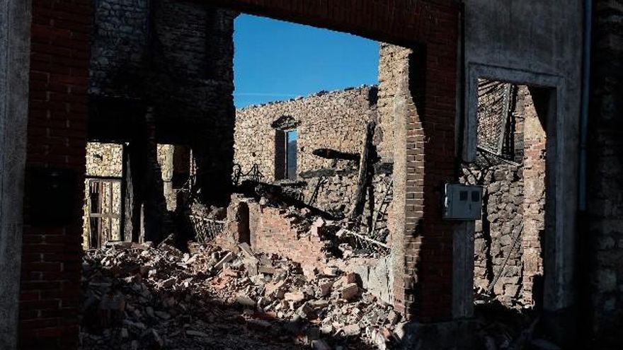 Los restos calcinados de la vivienda en Las Bodas (Boñar). // Campillo / ICAL