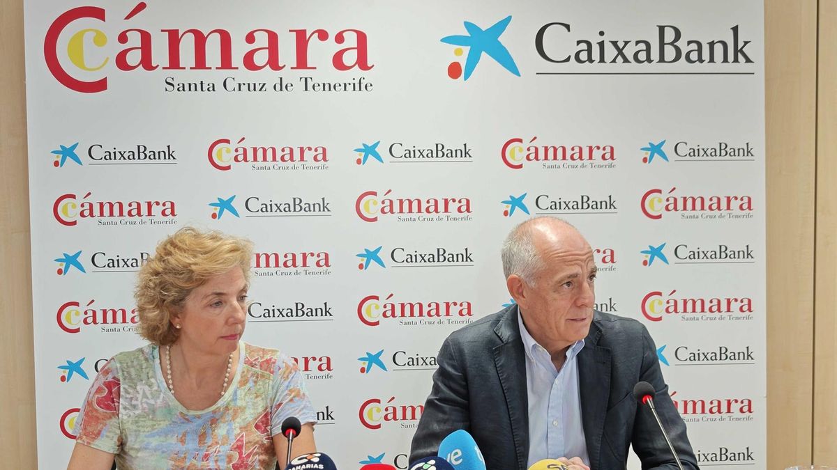 El presidente de la Cámara Oficial de Comercio, Industria, Servicios y Navegación de Santa Cruz de Tenerife, Santiago Sesé, y la directora general de la Cámara, Lola Pérez.