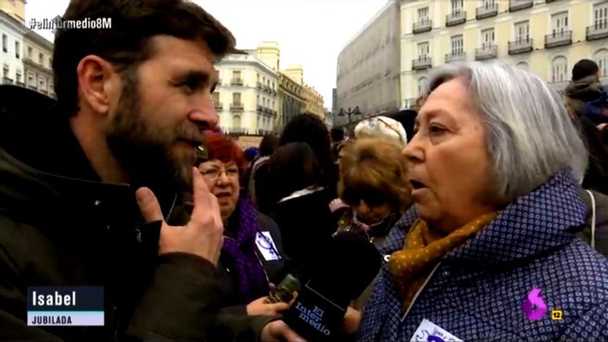 Fernando González Gonzo con una entrevistada de "El Intermedio"
