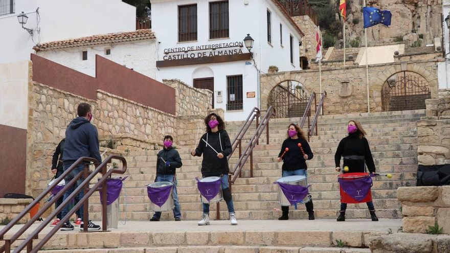 Batucada frente al Castillo de Almansa