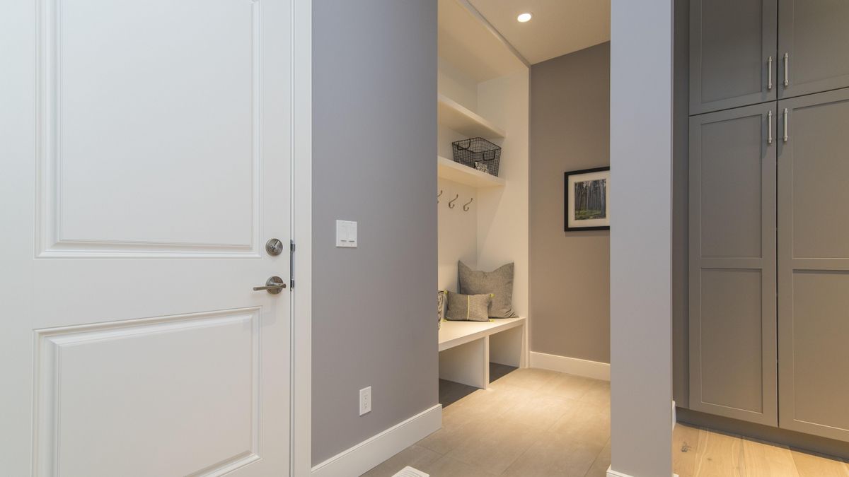 Cuatro trucos para limpiar las puertas lacadas en blanco sin dañarlas