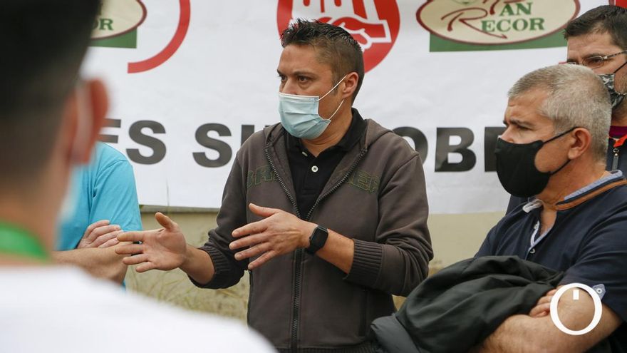 Paco y el resto de trabajadores de Pan Recor en huelga