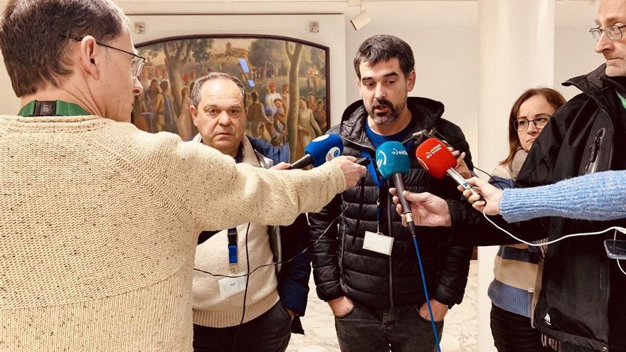 Unai Eizagirre  e Iñaki Bedoya, representantes de los anguleros, en los pasillos de Parlamento.