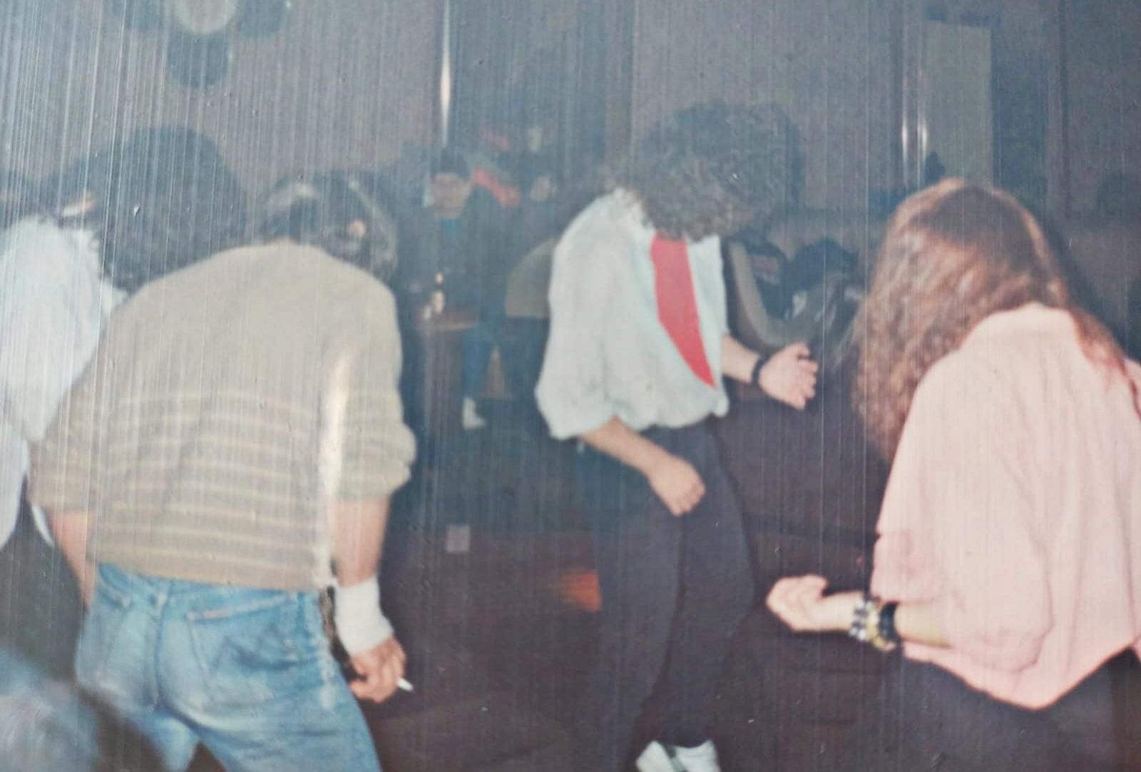 Dándolo todo los heavies de los 80 en la mítica discoteca la Atlántida en León, hace décadas desaparecida.