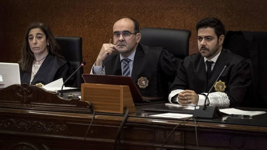 La Audiencia de Álava revoca el cierre de la causa de las filtraciones de la OPE de Osakidetza y plantea un juicio para dos imputados