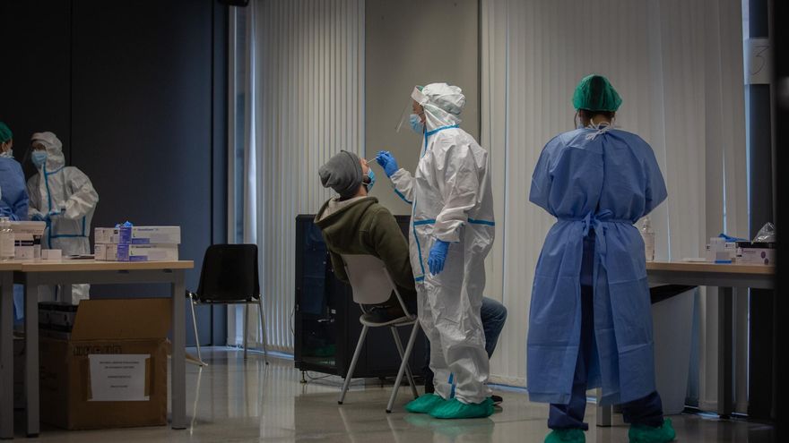 Archivo - Un hombre se realiza una prueba PCR en un dispositivo de cribados masivos