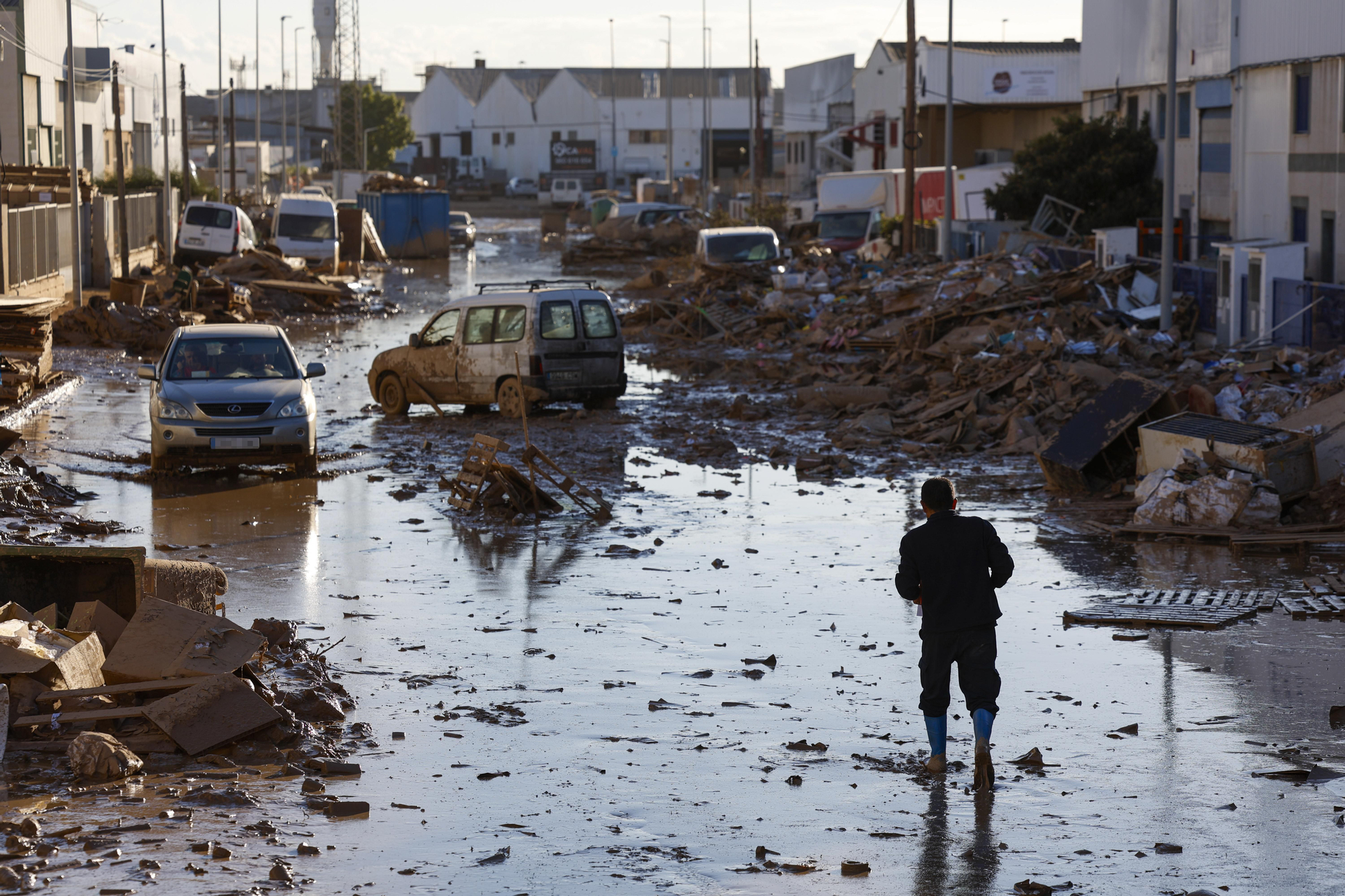 Una persona camina por una calle del polígono de Catarroja. En este municipio, arrasado por la DANA, el 99% de las viviendas están en zona de inundación de probabilidad baja, y ninguna en riesgo medio