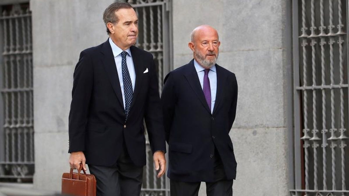 El expresidente del Banco Popular Emilio Saracho (derecha), junto a su abogado.