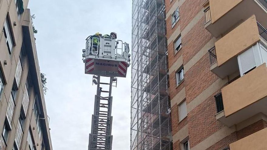 Bomberos del Ayuntamiento de Valladolid trabajan para por la caída de objetos a la vía pública.