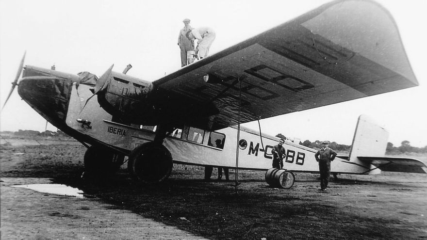 En noviembre de 1926 la compañía Aero Lloyd Español S.A. adoptó el nombre de Iberia. Se esperaba que este cambio favoreciera las futuras negociaciones con el mercado luso para la conexión internacional con Lisboa. En la foto, el aparato trimotor Rohrbach Roland de la primera flota, cedido por Lufthansa, con capacidad para diez viajeros.