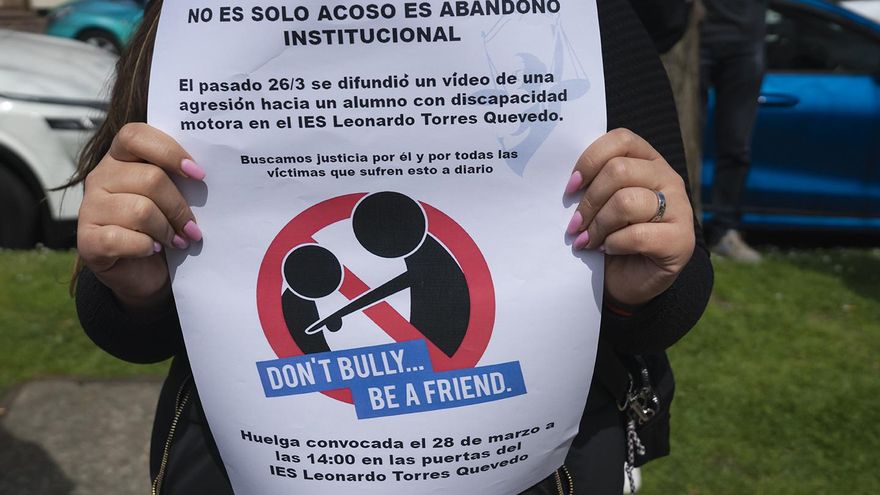 Multitudinaria concentración de estudiantes y familias en apoyo al alumno con parálisis cerebral agredido en un instituto de Santander